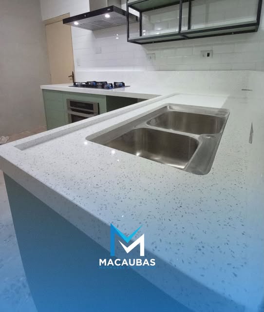 Bancada de cozinha em pedra clara com cuba dupla